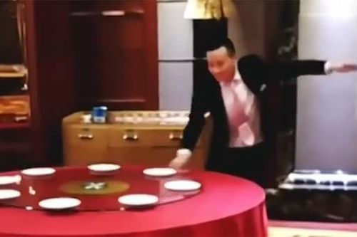 Clip: Bồi bàn Trung Quốc sắp bàn tiệc trong 6 giây