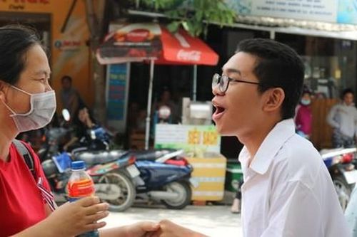Kỳ thi THPT Quốc gia 2019 : Phụ huynh 'dầm mưa giãi nắng', buồn, vui cùng sĩ tử