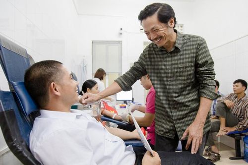 Nghệ sĩ Trung Anh xúc động khi gặp gia đình hơn 100 lần hiến máu