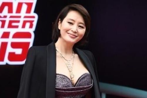 Hoa hậu Honey Lee, 'chị đại' Kim Hye Soo mặc trễ nải trên thảm đỏ
