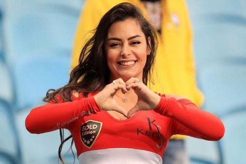 Nữ CĐV thích khoe ngực gây chú ý ở tứ kết Copa America