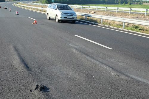 Mặt đường cao tốc Quảng Ngãi – Đà Nẵng 'gợn sóng'