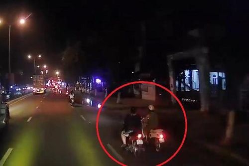 Mải buôn chuyện, hai người phụ nữ suýt chết dưới bánh xe tải