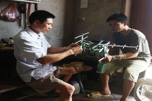 Hạnh phúc ngọt ngào của anh thợ tật nguyền