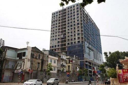 Công trình 8B Lê Trực có thi công xây dựng lấn chiếm ra vỉa hè?