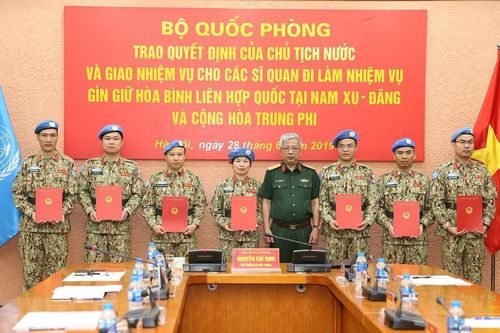 Trao quyết định cho sỹ quan làm nhiệm vụ gìn giữ hòa bình