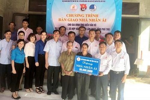 Bàn giao nhà nhân ái tại Lâm Thao