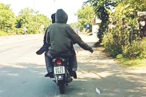 Chính trị - Xã hội Pháp luật - Cuộc sống Phạt hai đối tượng rải tờ rơi quảng cáo trên 15 triệu đồng