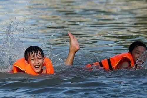 Ngày hè đổ lửa, trẻ nhỏ thôn Trầm giải nhiệt nơi bể bơi nhân tạo