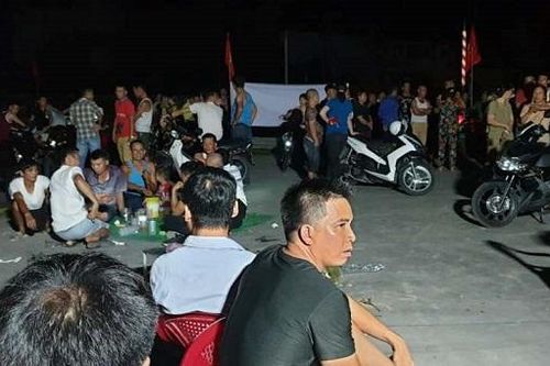 Công ty nấu nhựa ở Hải Phòng xả thải ra môi trường, dân lập chốt chặn phản đối