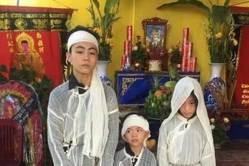 3 đứa trẻ côi cút trước di ảnh bố cùng người mẹ tâm thần và người ông ung thư giai đoạn cuối