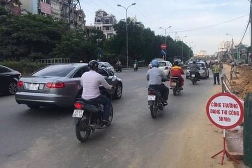 Thu dọn bùn đất, lắp đặt hàng rào sau phản ánh 'thi công ẩu tại đường Nguyễn Khoái – Hà Nội'
