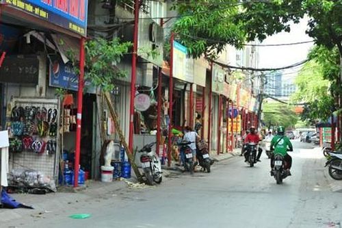 Tuyến đường đồng bộ biển quảng cáo ở Hà Nội: Cây xanh thì ít mà cọc sắt thì nhiều
