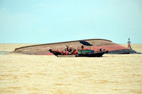 Tìm kiếm 9 ngư dân mất tích trên biển khi tàu cá gặp nạn