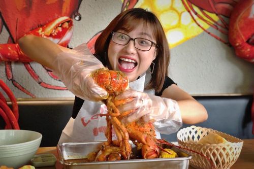 Một mình ăn hết con tôm hùm 'siêu to khổng lồ' giá 2,5 triệu đồng