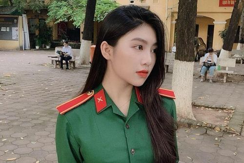 Nữ sinh mặc quân phục gây chú ý trong kỳ thi THPT quốc gia