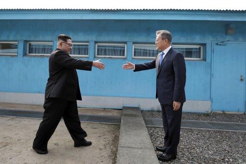 TT Trump nói có thể cùng ông Kim đi bộ qua DMZ để vào Triều Tiên