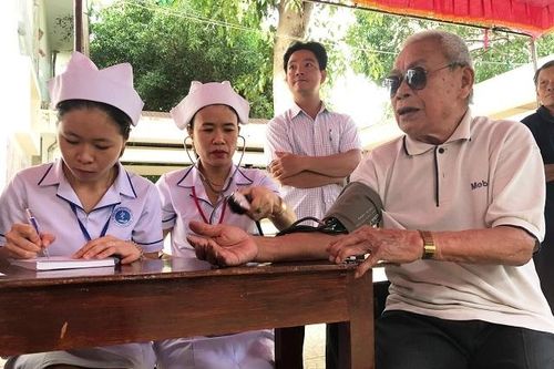 Khám bệnh, cấp thuốc miễn phí cho cán bộ lão thành cách mạng và người dân