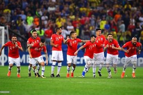 Đội tuyển Chile đi tiếp sau loạt luân lưu cân não