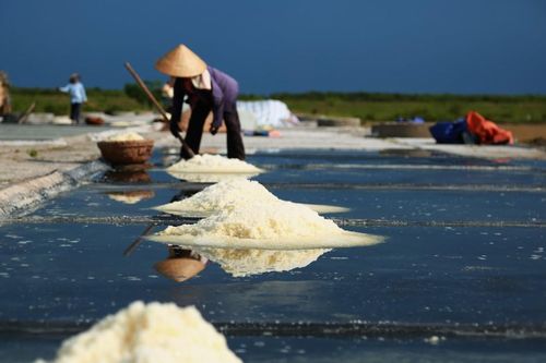 Mặn chát mồ hôi diêm dân Hà Tĩnh giữa cái nắng như đổ lửa