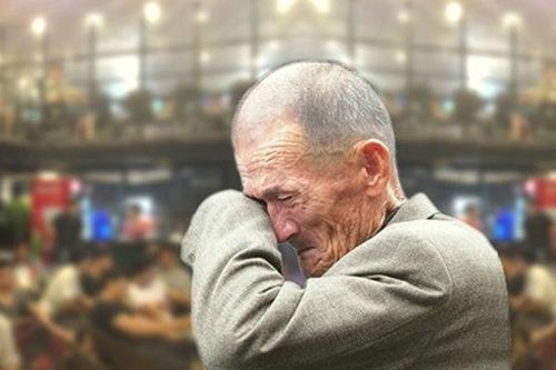 Bỏ mặc cha lặn lội đường xa lên thành phố thăm, nam sinh khó chịu nói 'phiền chết đi được' rồi đùng đùng bỏ đi chơi với người yêu