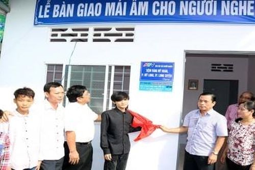 TP.Long Xuyên trao nhà Đại đoàn kết cho gia đình thanh niên có hoàn cảnh khó khăn