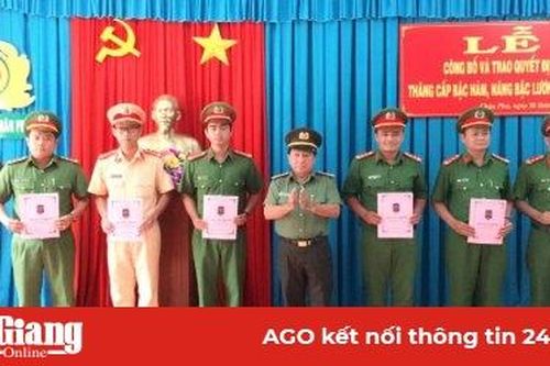 Công an Châu Phú trao quyết định thăng cấp bậc hàm, nâng bậc lương cho cán bộ, chiến sĩ