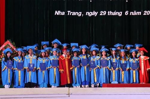 Trường Đại học Khánh Hòa trao bằng tốt nghiệp cho 241 sinh viên