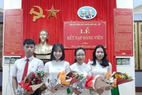 Chính trị - Xã hội Xây dựng Đảng 12 đoàn viên ưu tú ở Trường THPT chuyên Quốc Học được kết nạp vào Đảng