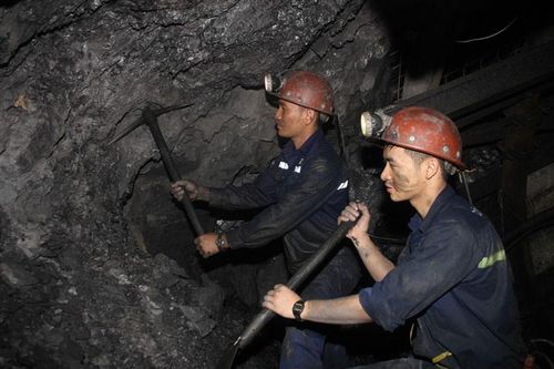 Thợ mỏ ứng phó với nắng nóng