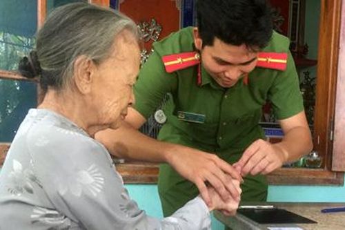 Nhiều tấm gương điển hình tiên tiến trong cuộc vận động 'Vì nhân dân phục vụ'