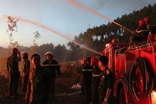 Cảnh sát PCCC cứu rừng giữa biển lửa