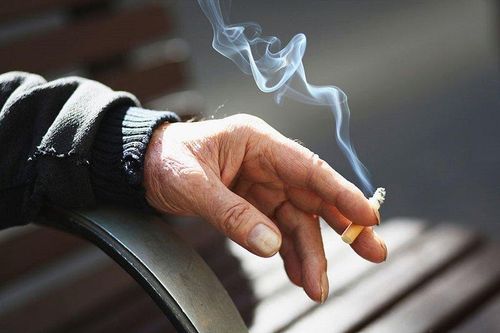 Khói thuốc bám trên quần áo gây hại sức khỏe thế nào?