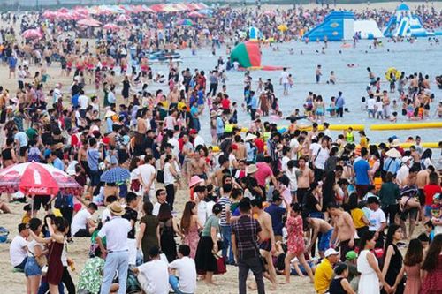 Tìm thấy thi thể hai du khách bị sóng cuốn trôi khi tắm biển tại Quảng Ninh