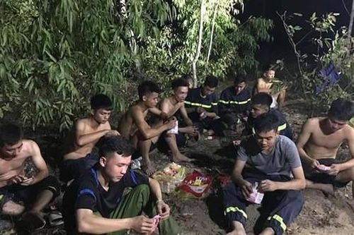 Hình ảnh những người lính cứu hỏa lấm lem ngồi ăn tại chỗ, nằm ngủ vạ vật canh cháy rừng xuyên đêm gây xúc động mạnh