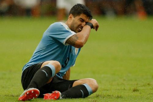 Suarez ôm mặt khóc sau khi đá hỏng luân lưu khiến Uruguay bị loại