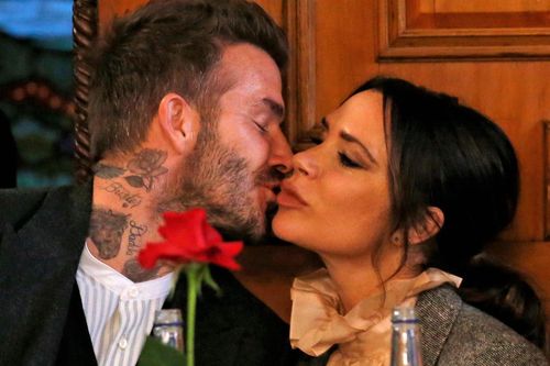 Vợ chồng David Beckham hôn nhau đắm đuối trên sàn nhảy