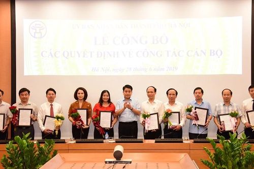 Chủ tịch Nguyễn Đức Chung trao quyết định bổ nhiệm lại Tổng biên tập và Phó Tổng Biên tập báo Kinh tế & Đô thị