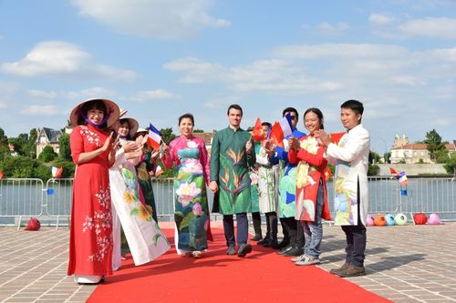 Chiêm ngưỡng sưu tập áo dài Việt Nam trên nước Pháp