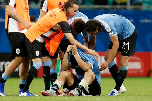 CĐV chỉ trích VAR kịch liệt sau khi Uruguay bị tước 3 bàn thắng