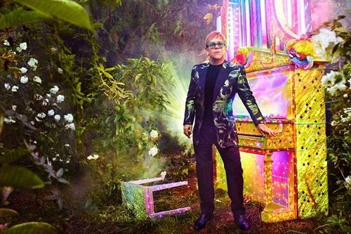 Elton John ra thông điệp về lòng khoan thứ trong liên hoan Montreux đầu tiên và cũng là cuối cùng của ông