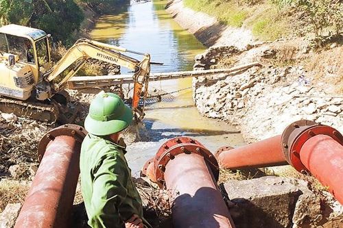 Người dân Nghệ An, Hà Tĩnh gồng mình chống nắng