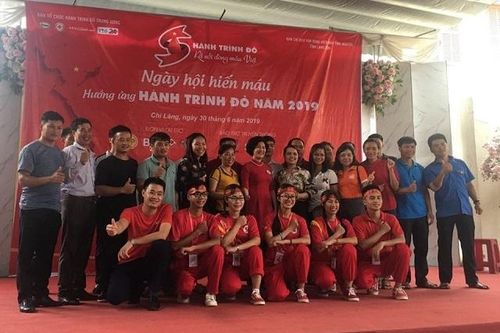 Đội mưa, vượt lũ đi hiến máu