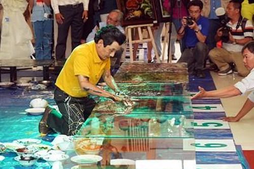 Họa sĩ Đoàn Việt Tiến lập kỷ lục thế giới vẽ 12 bức tranh ngược trên kính cường lực