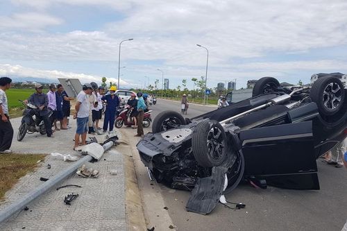 Tông cột điện, ô tô hiệu CR-V lật ngửa bụng khiến 2 người bị thương