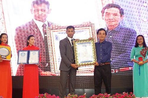 Họa sĩ Đoàn Việt Tiến lập kỷ lục thế giới vẽ 12 bức tranh ngược trên kính cường lực