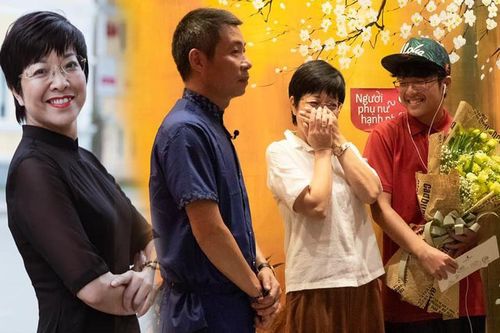 MC Thảo Vân bật khóc trước món quà bố mẹ Công Lý tặng trong ngày Gia đình
