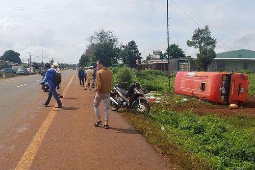 Gia Lai: Xe khách lật ngửa đè chết người đi đường