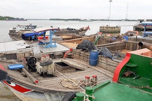 Tạm giữ 3 phương tiện hút cát trái phép trên sông Đồng Nai