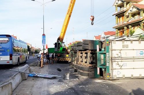 Xe container lật ngang giữa Quốc lộ 1, giao thông ùn tắc